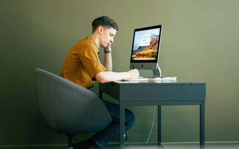 Bienestar en el lugar de trabajo en esta era digital: orientación consciente para la fatiga y el agotamiento digitales