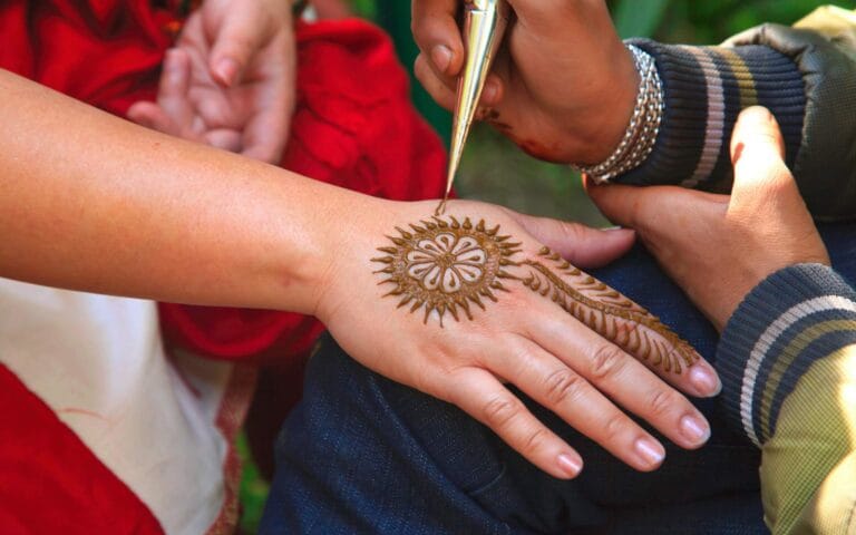 Henna como Mindfulness: una práctica creativa para la calma y la conexión