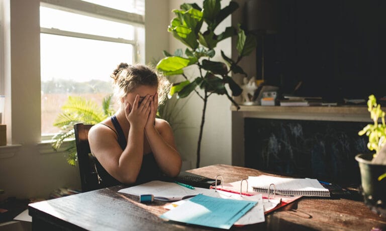 Muévase tanto cada día para vencer la niebla cerebral hormonal, según un estudio