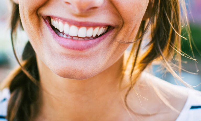 ¿Masticar chicle a diario? Podrías estar ingiriendo miles de microplásticos