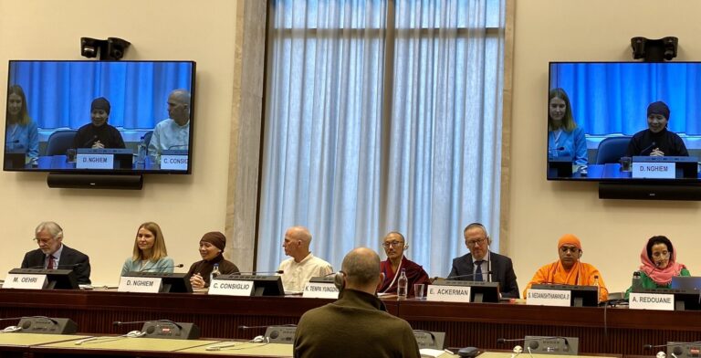 Celebrando el Día Mundial de la Meditación | Pueblo de ciruela