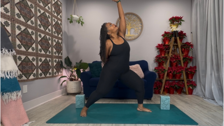 Yoga de 20 minutos para fortalecerse y recordarle su poder Woman in Reverse Warrior with her left arm alongside her head