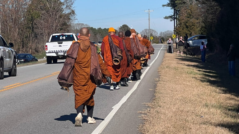 Un vistazo a la “caminata por la paz” de los monjes budistas por todo Estados Unidos
