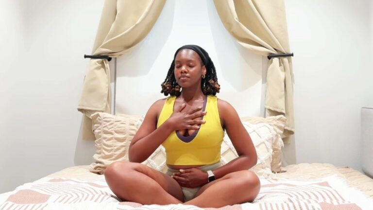 ¿Cansado? Una práctica de yoga de 10 minutos para dormir que puedes hacer en la cama