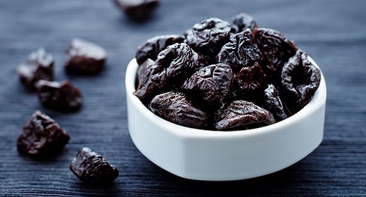 Comer ciruelas pasas puede ayudar a proteger contra la pérdida ósea en mujeres mayores Awaken