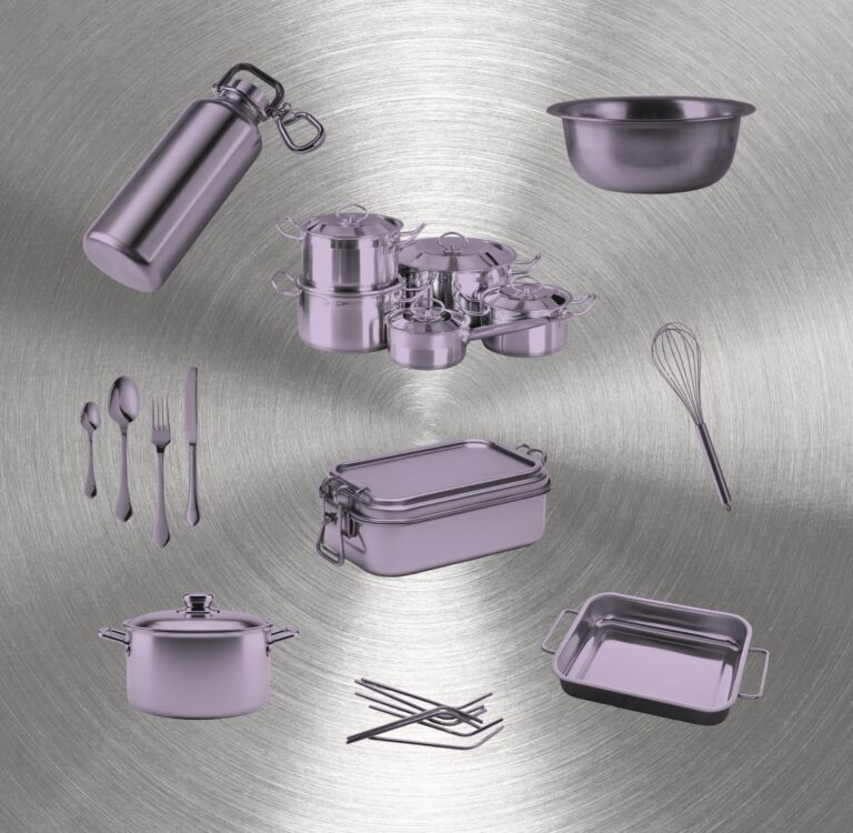 ¿El acero inoxidable no es tóxico? Seguridad y sostenibilidad Is stainless steel non-toxic and safe for cooking and food storage? A collection of stainless steel kitchen products including cookware, water bottle, lunch box, utensils, baking tray, mixing bowl, whisk, and reusable straws.