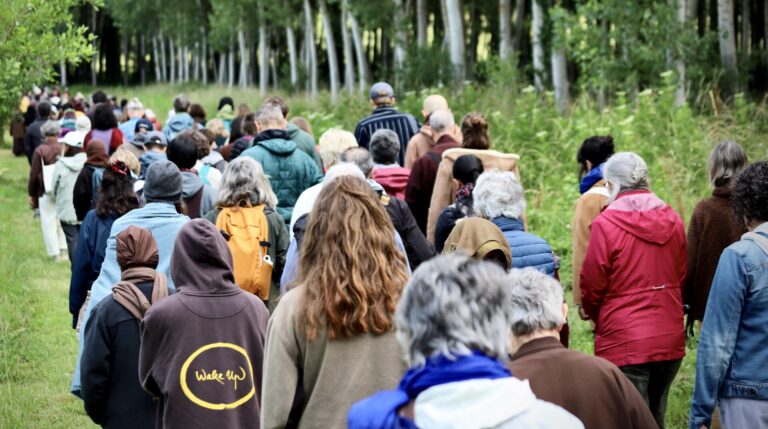 Caminando juntos con alegría | Pueblo de ciruela Caminando juntos con alegría | Pueblo de ciruela