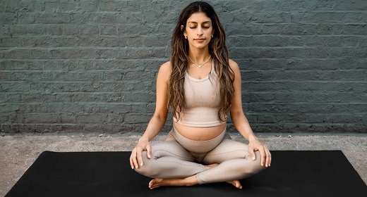 Esta secuencia de yoga de 5 minutos te ayudará a quedarte quieto mientras meditas Awaken