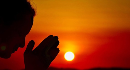 Pasos del saludo al sol y beneficios Awaken