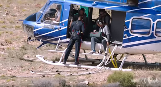 ¡Will Smith salta en bungee desde un helicóptero! Will Smith Bungee Jumps Out of a Helicopter!-awaken