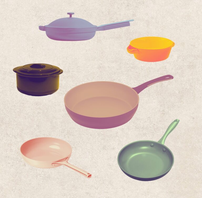 ¿Son seguros los utensilios de cocina de cerámica? Recubrimientos, productos químicos y reclamaciones Is ceramic cookware safe? An illustrated collection of colorful ceramic-coated pans and pots in pastel purple, pink, green, and orange.