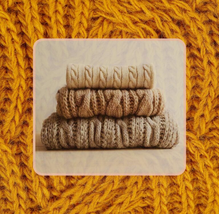 ¿Qué es la tela acrílica? ¿Es tóxico? Folded acrylic knit sweaters stacked on a wool background, illustrating what acrylic fabric looks like